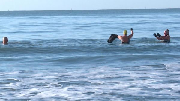 À La Baule, l'autorisation de nager en mer fait le bonheur des adeptes de baignades vivifiantes