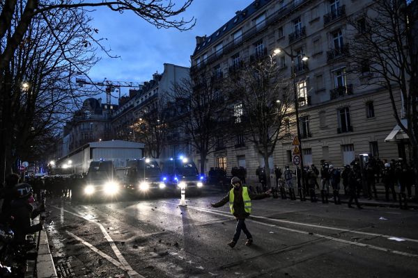 Manifestation contre la loi Sécurité globale : un policier fait un croche-pied à un journaliste