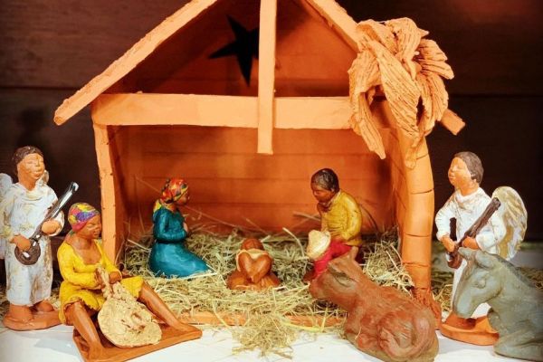 La Martiniquaise Jacqueline Haustant fabrique des santons antillais pour des crèches locales