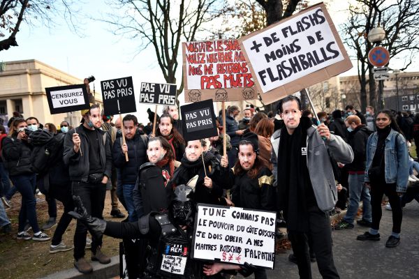 Loi «sécurité globale» : plusieurs milliers de manifestants défilent en France