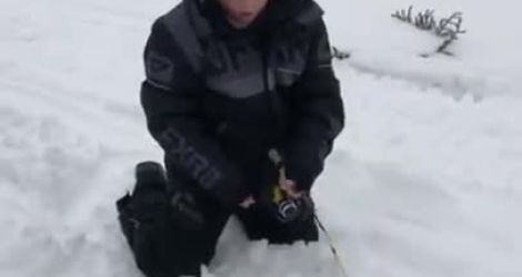 Un enfant pêche un gros poisson