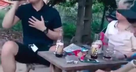 Il fume un bang et vomit sur son pote