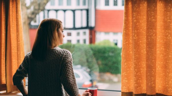 EN DIRECT - Covid-19 : un isolement plus strict des malades réclamé par des associations de santé