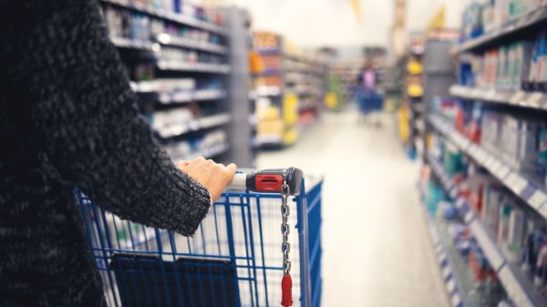 Plus de 20% des rayons "non essentiels" des supermarchés restent ouverts, selon l'UFC-Que Choisir