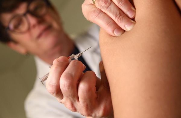 Covid-19 : la vaccination ne sera pas rendue obligatoire, assure Emmanuel Macron