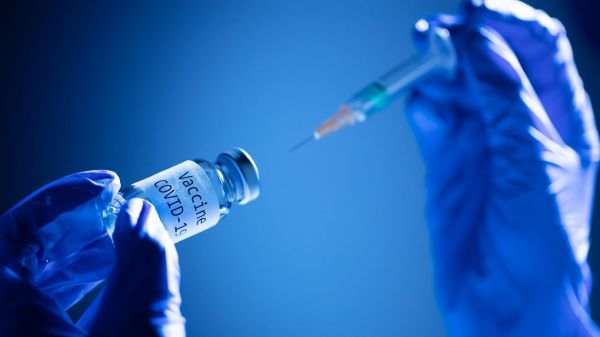 Covid-19 : la vaccination débutera "fin décembre, début janvier" et ne sera pas obligatoire