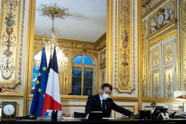 Déconfiner, un éternel numéro d'équilibriste pour Emmanuel Macron
