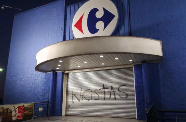 Mort d'un homme noir battu au Brésil : une responsable de Carrefour arrêtée