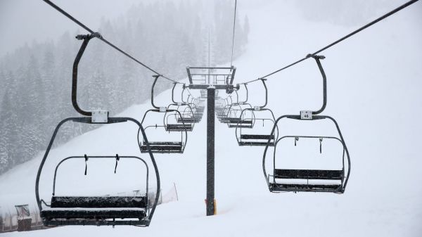 L'ouverture des stations de ski fermées à Noël "impossible" selon le chef de l'Etat