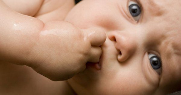 Dents de bébé : les symptômes de la poussée dentaire qui ne trompent pas !