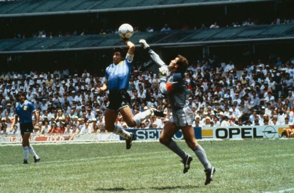 Mort de Diego Maradona : Peter Shilton salue sa «grandeur» mais ne digère pas la «main de Dieu»