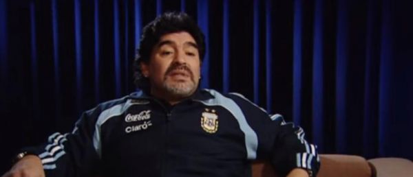 L'avocat de Diego Maradona dénonce "l'idiotie criminelle" des ambulanciers arrivés trop tard au domicile de l'ancien footballeur, décédé hier d'un arrêt cardiaque