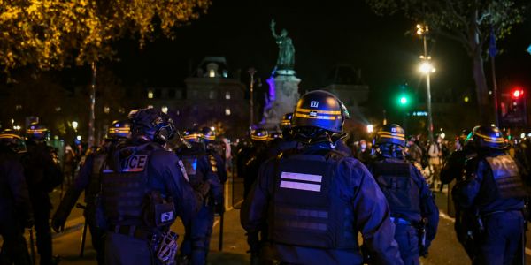 Croche-pied sur un migrant : un commissaire accusé d'"usage disproportionné de la force"