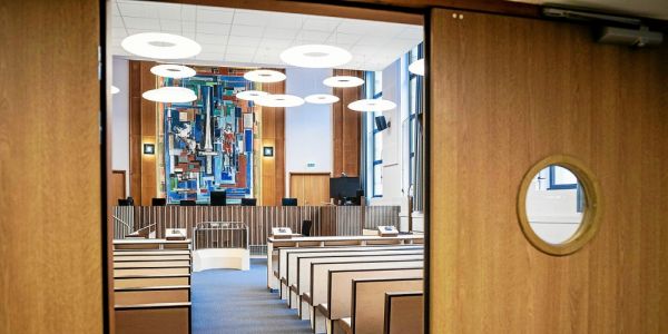 Tribunal de Brest : quatre ans de prison au migrant afghan qui agressait les jeunes femmes dans leur appartement 