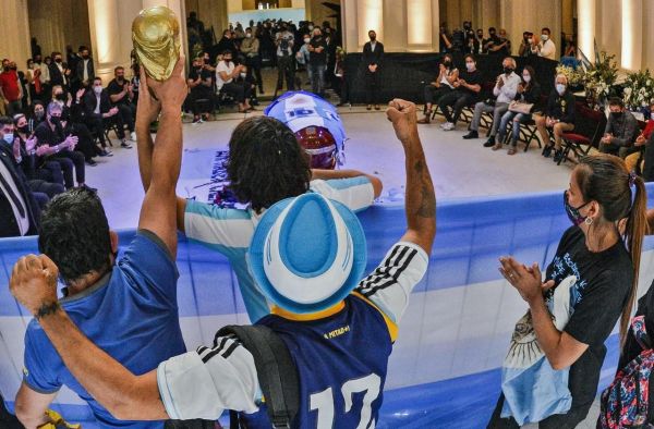 Le fervent adieu de l'Argentine à Maradona