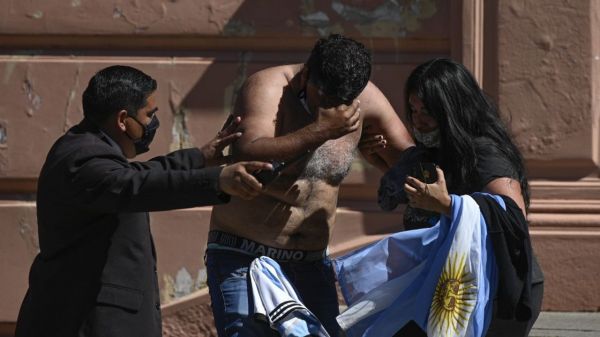 EN DIRECT - Mort de Diego Maradona : la veillée funèbre à Buenos Aires prend fin après des incidents
