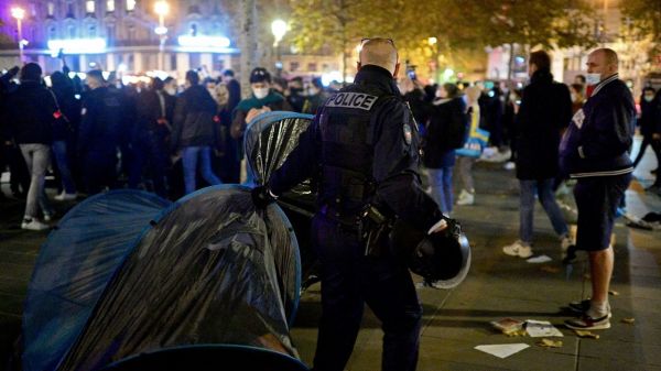 Évacuation de migrants place de la République : un commissaire épinglé après un croche-pied