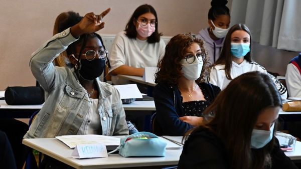 50% de cours à distance : comment les lycéens s'en sortent-ils ?