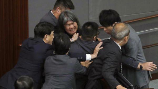 Hong Kong: la justice donne raison à un dissident qui s'était fait raser la tête en prison