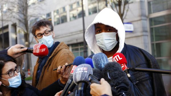 Producteur tabassé à Paris: les policiers mis en cause placés en garde à vue