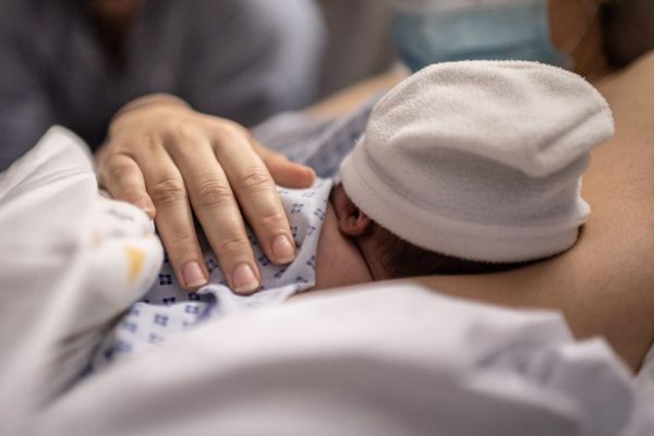Des sages-femmes aux femmes : quelle humanité pour la naissance ?
