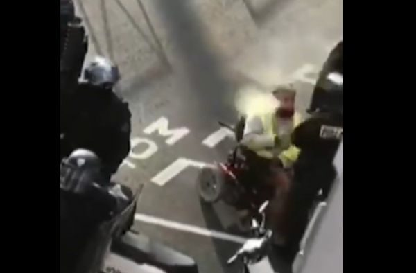 Gilet jaune en fauteuil aspergé de gaz : un policier condamné sur la base d'une vidéo