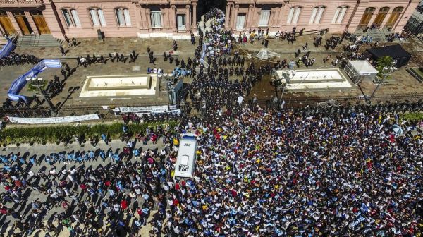 Mort de Diego Maradona : une foule immense pour les obsèques