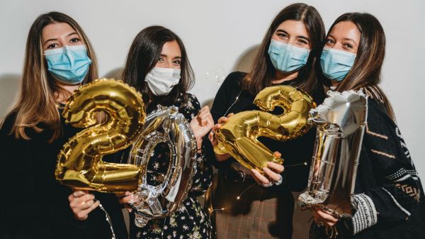 Sans masque ni couvre-feu, le Nouvel An sera-t-il "super contaminant" ?