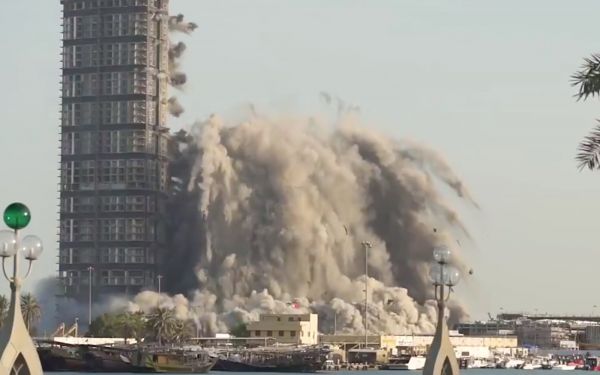 Vidéo : un immeuble de 144 étage démoli en dix seconde à Abu Dhabi, un record