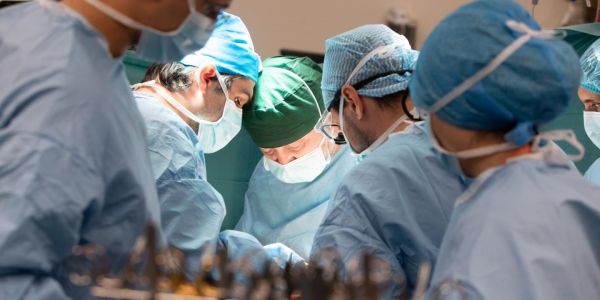 A l'hôpital Bichat, des greffes ralenties par le Covid-19
