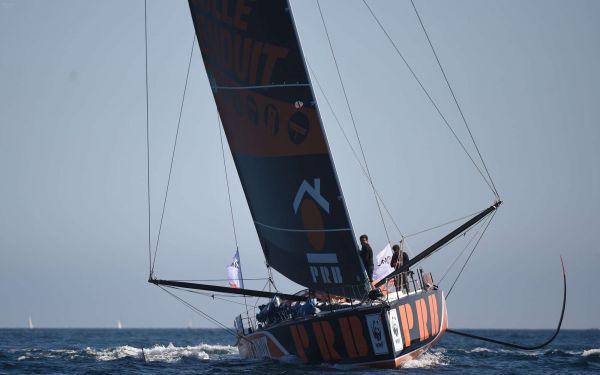 Vendée Globe: Escoffier sur son radeau de survie