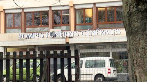 Face à l'afflux de cercueils, la ville de Carouge installe des tentes funéraires provisoires