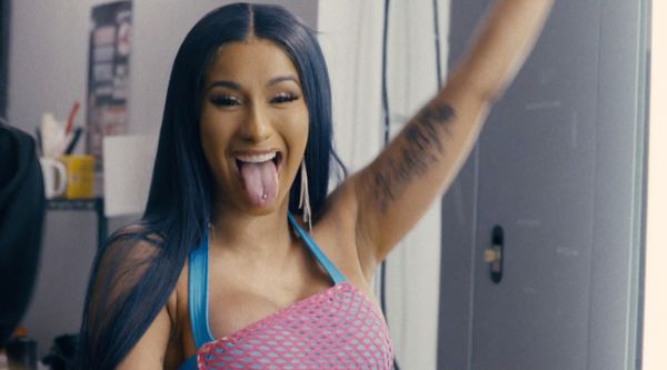 Cardi B s'excuse pour son dîner de Thanksgiving à 40 personnes... « Sauvé par le gong » se moque de Selena Gomez...