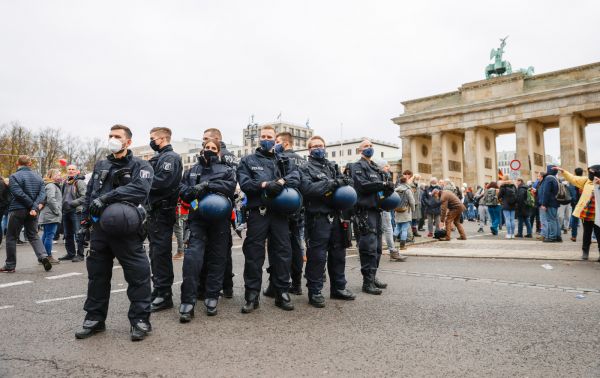 Manifestations violentes : la désescalade, principe de la police allemande
