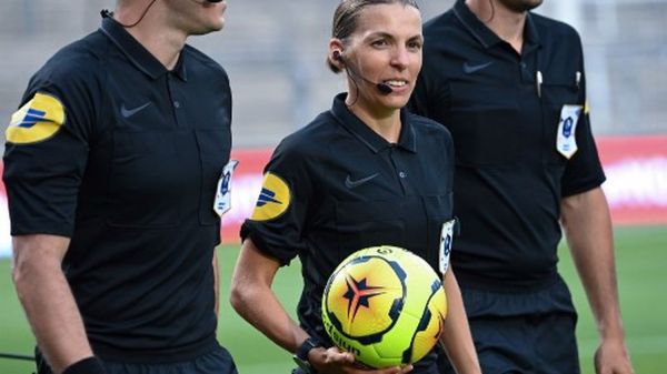 Football : première femme à arbitrer un match de Ligue des champions, Stéphanie Frappart "n'en finit pas d'écrire l'histoire", salue Nadia Benmokhtar