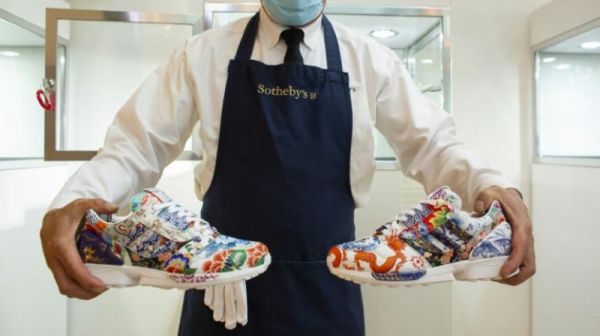 Une paire unique de baskets vise le million de dollars