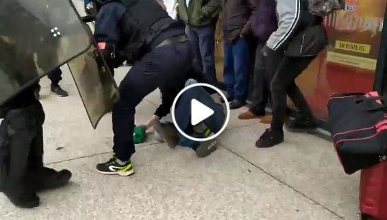 La police selectionne une personne et la tabasse