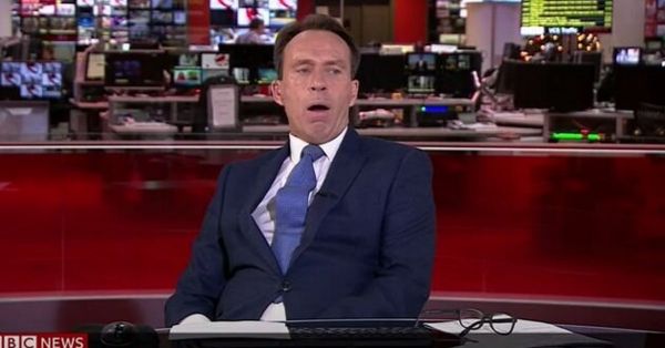 Un lecteur de nouvelles de la BBC News s'excuse après avoir été pris à bâiller en direct