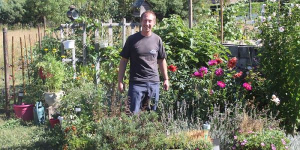 Apiculteur passionné et amoureux de la vallée du Gapeau, il a adopté le village de Signes