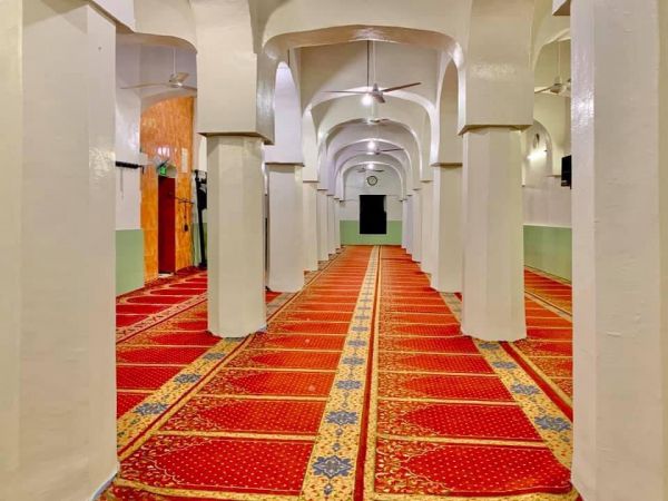 Covid-19 : Installation de doseurs-distributeurs de gel hydroalcoolique à la mosquée de Badjanani