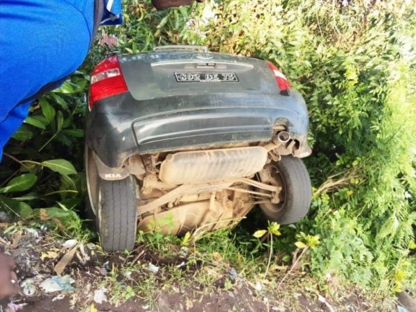 Accident de la route : Une voiture, une KIA Sportage est tombée dans le terrain d’une maison