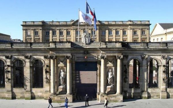 Le maire écologiste de Bordeaux s'oppose à la demande de l'UJFP
