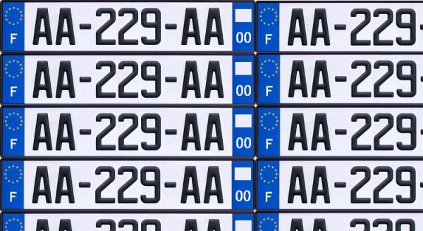 Plaque d’immatriculation : oui, les autocollants restent illégaux