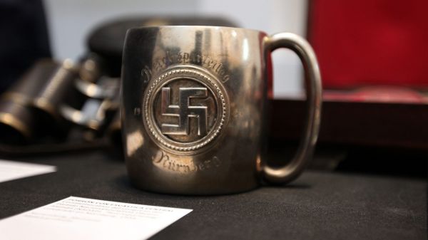 Qui se cache derrière les retraits in extremis d'objets nazis dans des ventes aux enchères ?