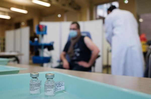Covid-19 : le vaccin en passe de gagner la bataille de l'opinion ?