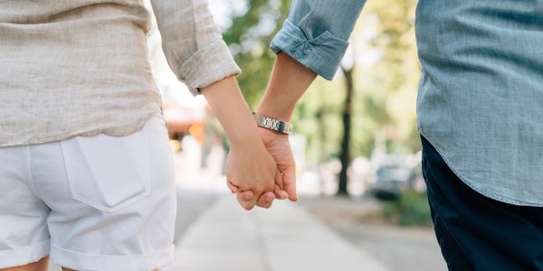 LA QUESTION PSYCHO - Ma copine s'agace quand je regarde une femme dans la rue, que faire ?