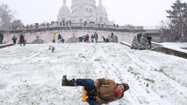 EN IMAGES. Sous la neige, l'Ile-de-France se transforme en station de sports d'hiver