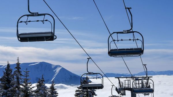 EN DIRECT - Vacances de février : les stations de ski lancent un SOS à Jean Castex