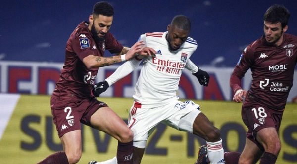 OL-Metz : Mal inspiré puis malheureux face à une décision arbitrale, Lyon lâche son fauteuil de leader