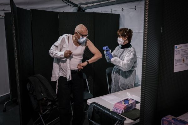 🔴DIRECT - Coronavirus : la vaccination élargie aux plus de 75 ans démarre aujourd'hui en France